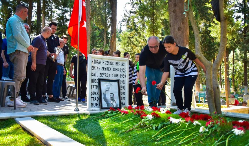 Şampiyon hentbolculardan duygulandıran ziyaret: Kupayla Ferdi Zeyrek’in kabrine gittiler