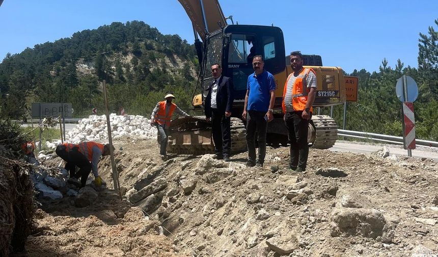 Tehlike oluşturan yola neşter: İstinat duvarları yenileniyor