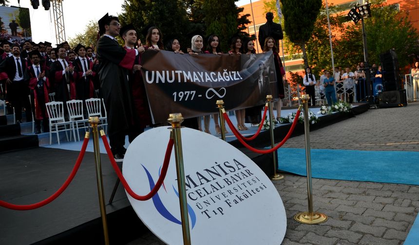 Tıp Fakültesi mezuniyetinde duygusal anma: Ferdi Zeyrek unutulmadı