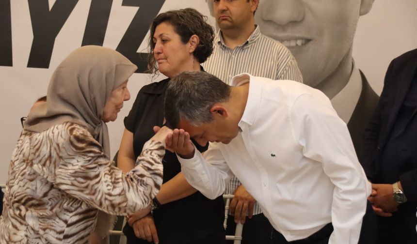 Taziyeler Fatih Sergi Salonu’nda kabul edildi: Özgür Özel ve Nurcan Zeyrek Manisalılarla buluştu