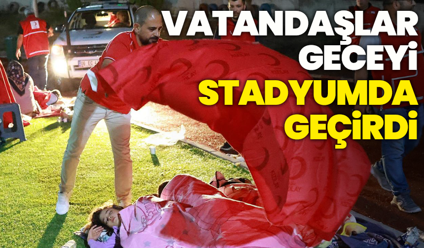 Balıkesir Sındırgı’da vatandaşlar geceyi stadyumda geçirdi