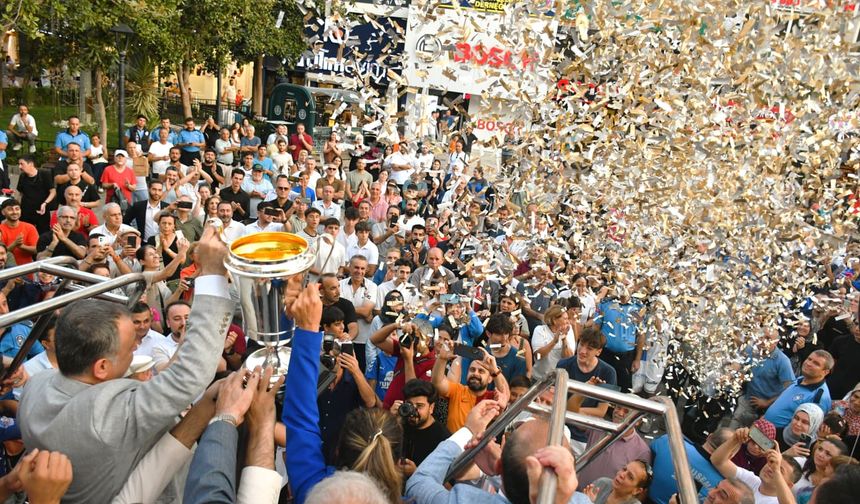 Şampiyonluk yürüyüşü Manisa’yı sardı: "Kupamız sizlere armağan"
