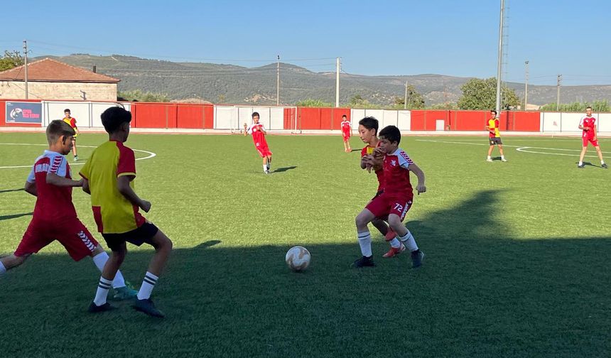 Manisa’da genç futbolculardan dostluk maçı