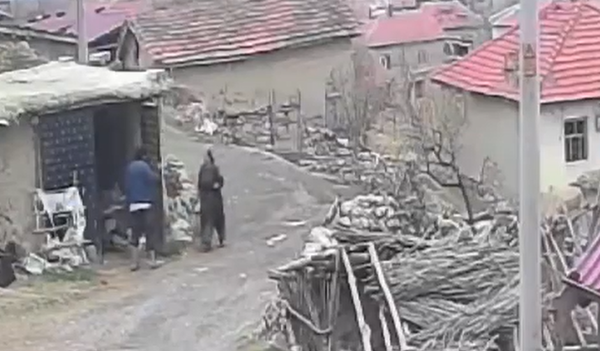 Afyonkarahisar'da bir şahıs, eşini sopa ve yumrukla darbetti.