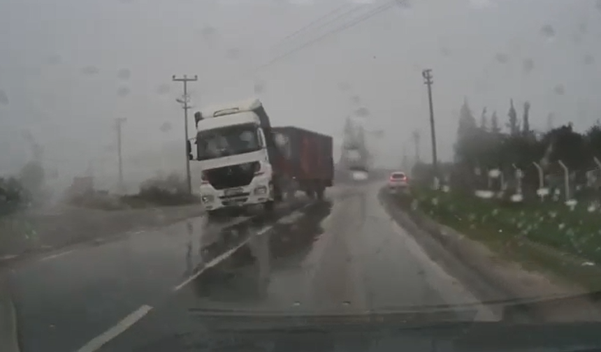 Manisa’da TIR kazası anbean kaydedildi