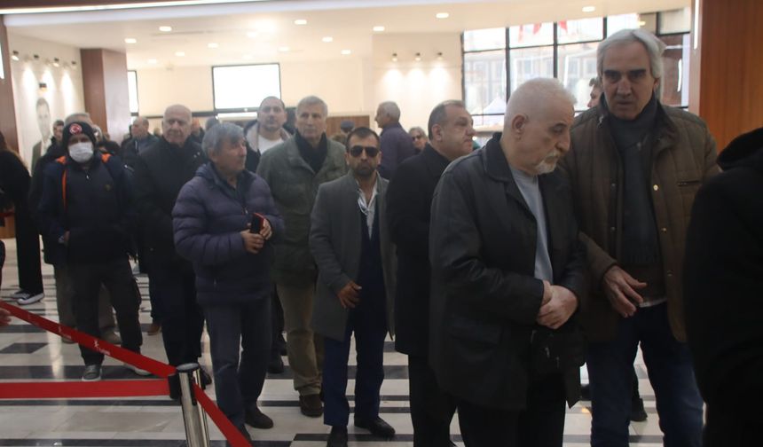 Manisalı vatandaşlar Durbay ailesine taziye ziyaretinde bulunuyor