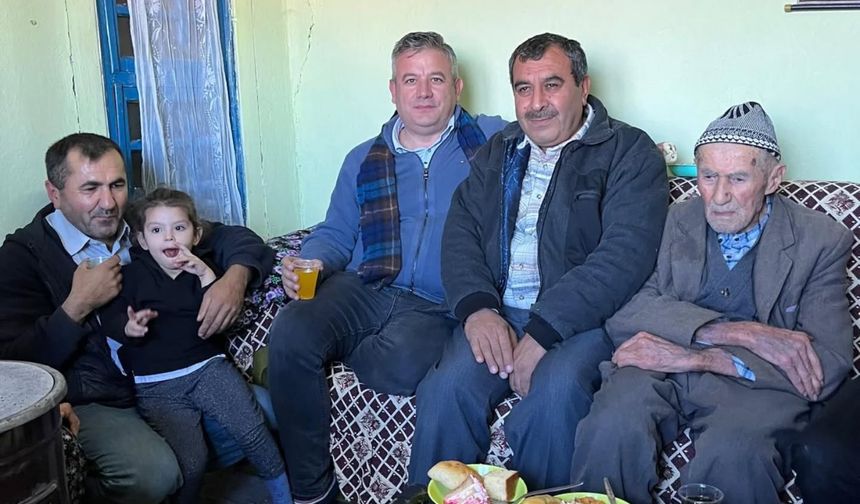 Manisa’da yılın ilk gününde asırlık çınara vefa