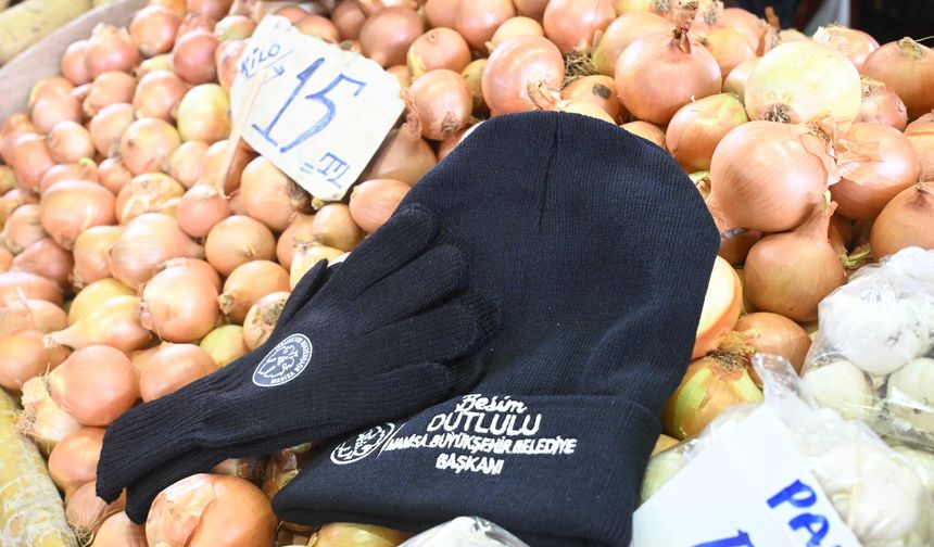 Çarşamba Pazarı Esnafına Eldiven ve Bere Desteği