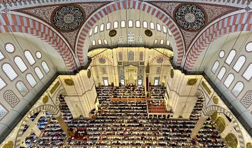 Yeni yılın ilk cuma hutbesinde “Her şey Allah’ı anlatır” konusu işlendi