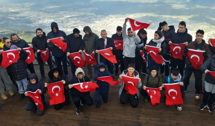 İstiklal Marşı Spil Dağı zirvede yankılandı