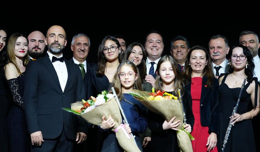 Büyükşehir’in Gençlik Senfoni Orkestrası İlk Konserinde Devleşti