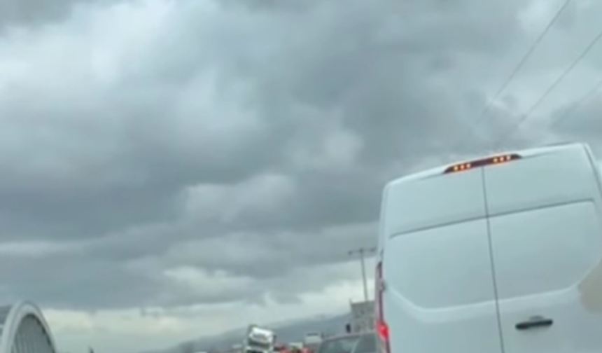 Manisa-Turgutlu yolunda meydana gelen kazada, tır, bariyerlere girdi