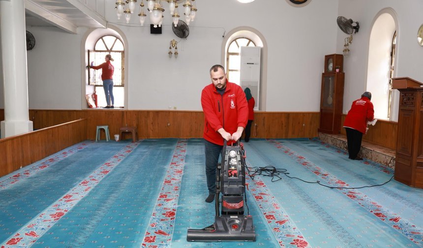 Şehzadeler Belediyesi’nden Bayram Öncesi Camilerde Temizlik Seferberliği