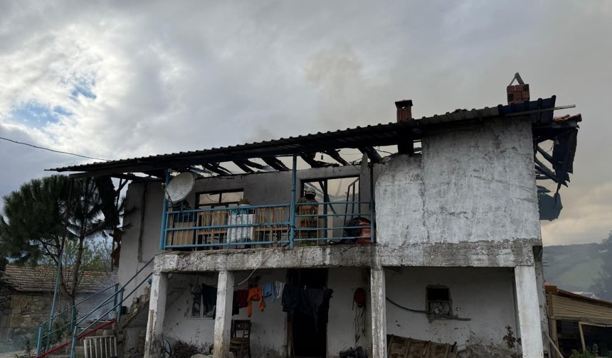 Selendi’de 2 katlı ev yangında kül oldu