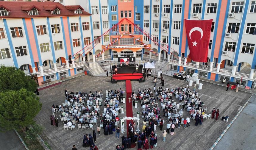 Şehit Fatih Kalu Kız Anadolu İmam Hatip Lisesi’nde mezuniyet coşkusu
