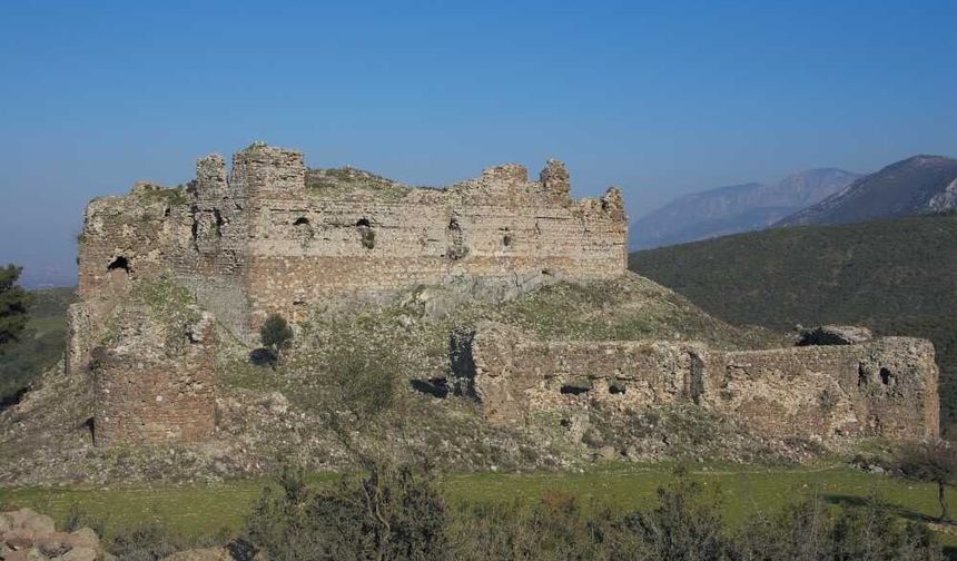 Manisa’nın Ovasına Bakan Asırlık Nöbetçi: Yoğurtçu Kalesi