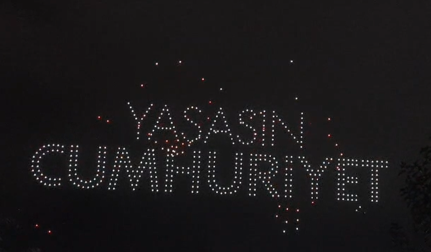 Manisa’da drone gösterisi geceyi aydınlattı